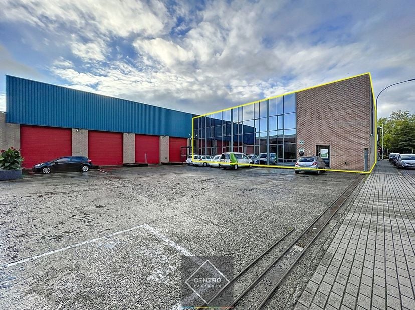 Benaderende OPPERVLAKTEN:<br />
Kantoor/showroom: 1.422m²<br />
10-tal parkeerplaatsen<br />
<br />
INDELING:<br />
Kantoor/showroom:<br />
Onthaal -