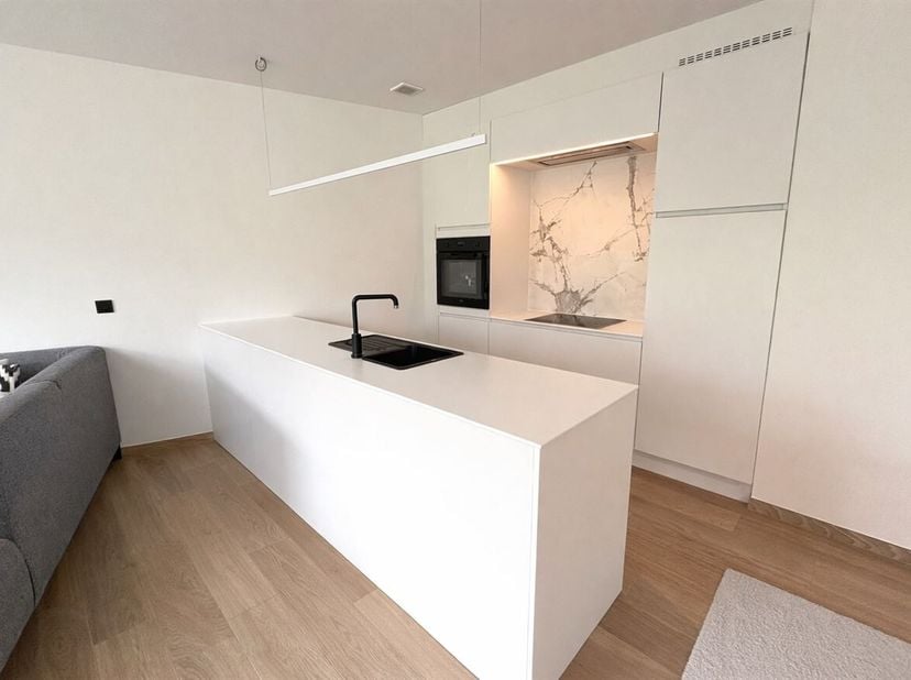 Nieuwbouw appartement te huur (87m²) in Brasschaat<br />
Locatie: <br />
Dit nieuwbouw appartement is gelegen op de Bredabaan in Brasschaat. Alle voor