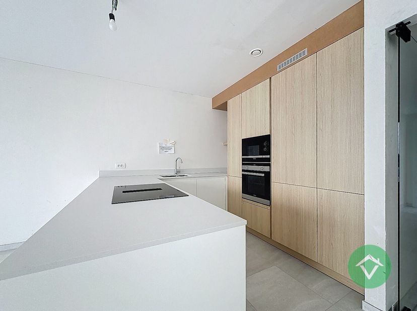 Zelden te vinden aan de kust: dit ruim duplexappartement in residentie Hélène-Charlotte combineert binnenruimte met een waanzinnig groot doorloopterra