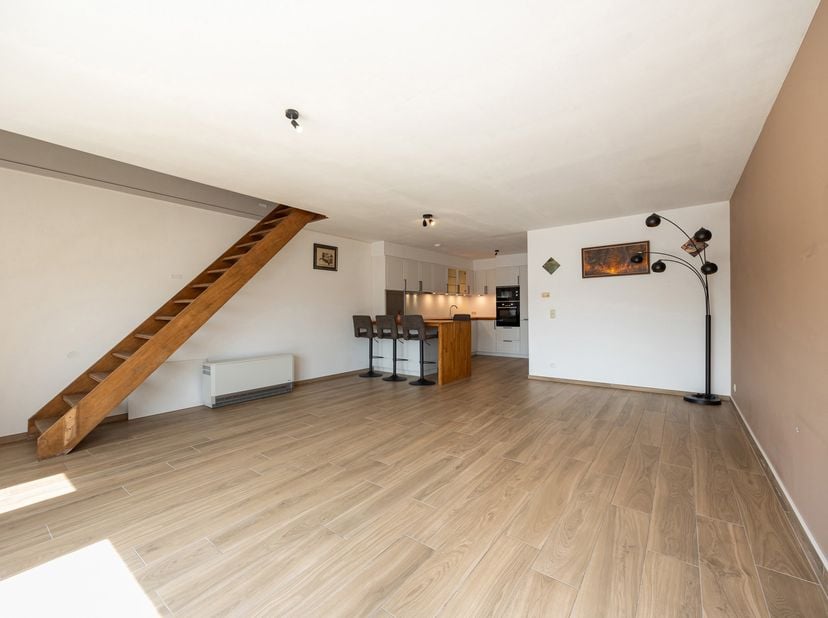 Op zoek naar een instapklaar appartement met verrassend veel ruimte, een moderne afwerking én een uitstekende ligging? Dan is dit volledig vernieuwde