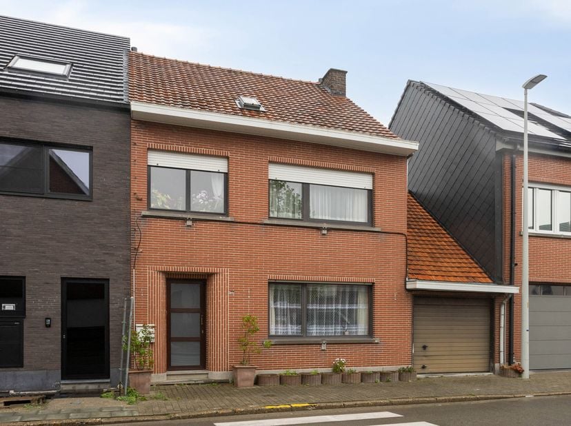Zeer solide te moderniseren tweegevelwoning te Denderleeuw. De woning is gelegen op wandelafstand van het treinstation Denderleeuw, diverse winkels/wa