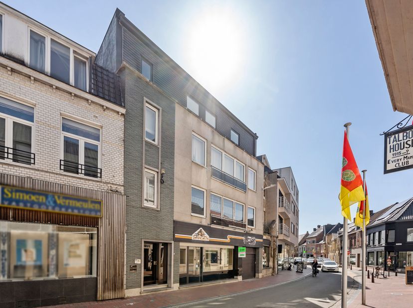 In het hart van Poperinge, dichtbij de Grote Markt bevindt zich deze handelsruimte. De totale oppervlakte van het perceel bedraagt 373m², bewoonbare o