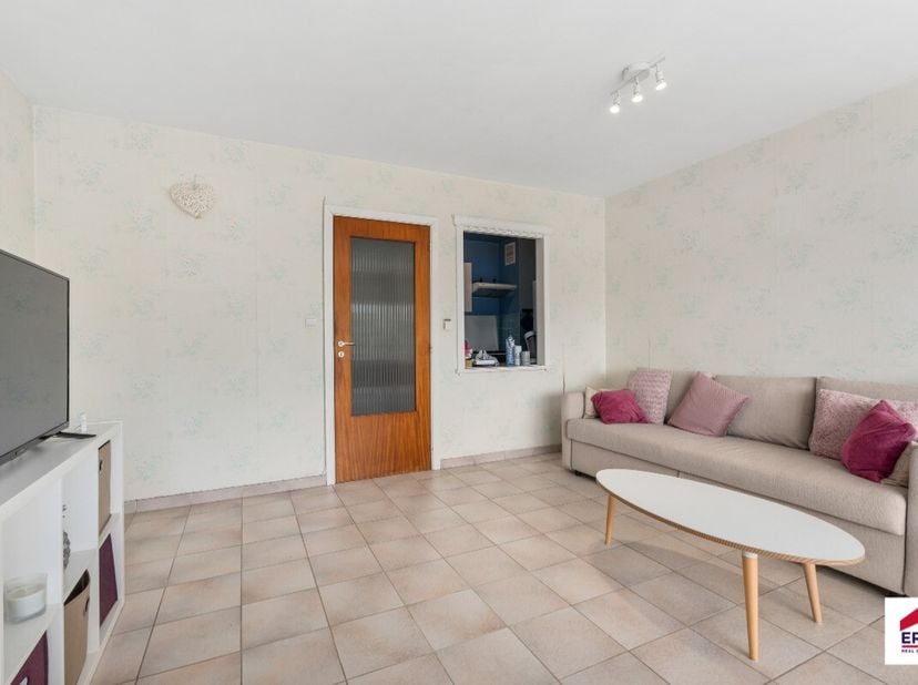 Te koop: lichtrijk appartement in het centrum van Koksijde, gelegen in de Rousseaulaan op wandelafstand van winkels, openbaar vervoer en de toeristisc