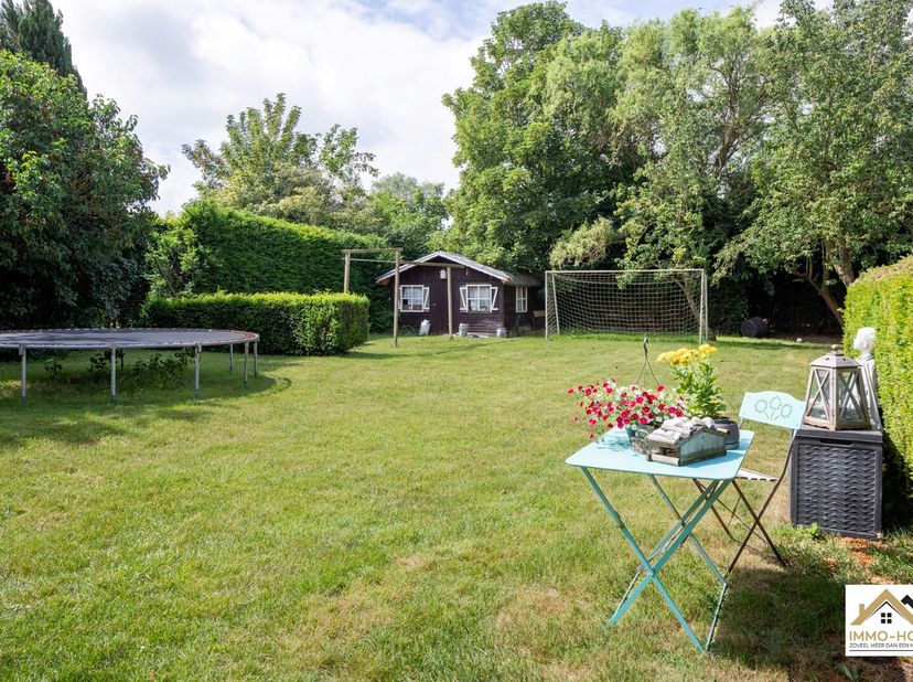 Deze villa in de Orchideestraat 52 en 54 in Oostakker dichtbij belangrijke oprit R4,  biedt een ruime en praktische woonindeling met een aangename lee