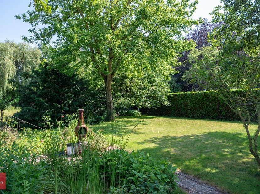 Zongericht perceel met zicht op groen, nabij park Baron Casier en centrum Waregem. Perceel van 1.504m² met bestaande woning.