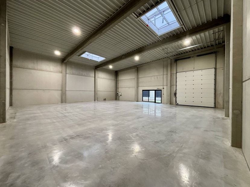 Deze functionele KMO-unit van 295 m² is ideaal voor opslag, atelier of lichte productie en geniet van een vlotte bereikbaarheid in Sint-Truiden.<br />