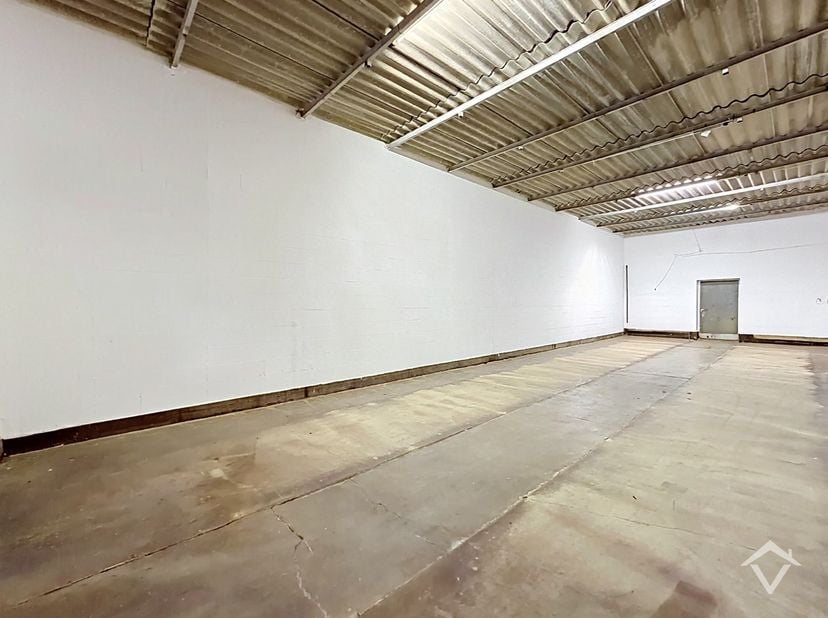 Deze opslagruimte heeft een oppervlakte van 100m², gelegen te Hooglede. <br />
<br />
Dit pand is enkel bedoeld voor opslagruimte. Elektriciteit voorz