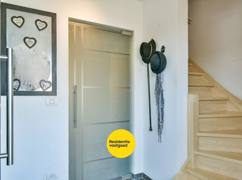 Welkom in de Groene-Herdersgoed 27 in Roeselare, een fantastische, energiezuinige woning gelegen in een rustige, residentiële wijk. Dankzij de gunstig