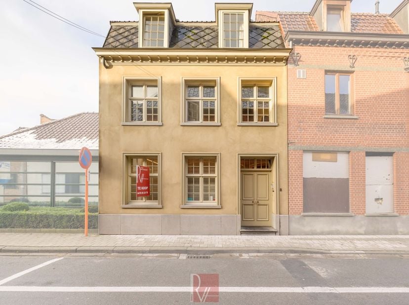 Deze eigendom wordt verkocht via een startprijs<br />
<br />
Instapklare herenwoning met karaktervolle gevel op een centrale ligging in Aarsele (Tielt