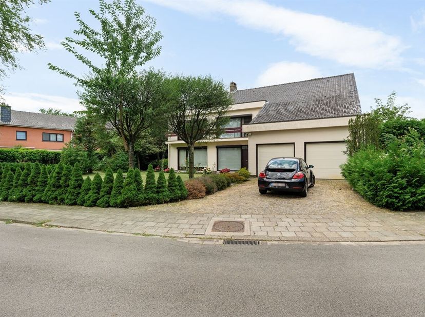 Gezinswoning met 6 slaapkamers, dubbele garage en westgerichte tuin<br />
Deze gezinswoning met 6 slaapkamers is gelegen in een aangename omgeving en