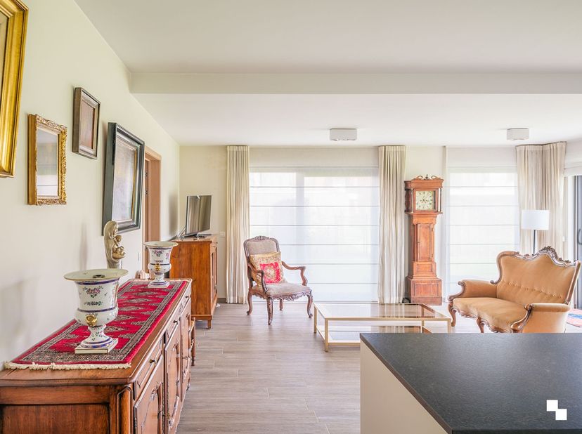 Dit luxueuze appartement bevindt zich op het gelijkvloers van Residentie Aramis. Het appartement beschikt over een bewoonbare oppervlakte van ca. 97 m