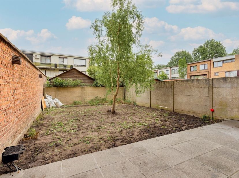 Lichtrijk 1-slaapkamer appartement met een tuin en inpandige garage te koop in Merksem! <br />
<br />
Ideaal gelegen vlakbij winkels, scholen en ope