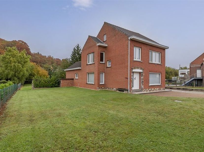 Deze goed onderhouden woning is rustig en landelijk gelegen nabij de dorpskern van Rillaar en combineert een vlotte bereikbaarheid met een uitzonderli