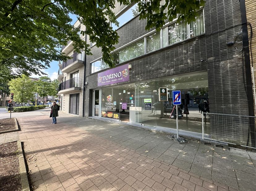 Deze handelsruimte is uitstekend gelegen in het centrum van Brasschaat, op een toplocatie met veel passage en visibiliteit. Het pand beschikt over een