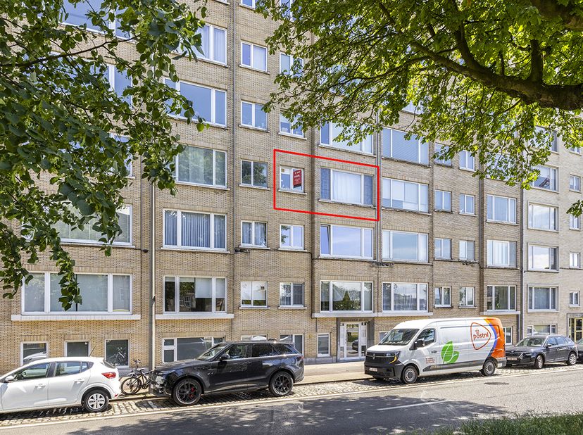 APPARTEMENT met TERRAS -<br />
<br />
Appartement B op de 3e verdieping.<br />
Met hall, living, keuken, wc, badkamer, 3 slaapkamers met terras en de