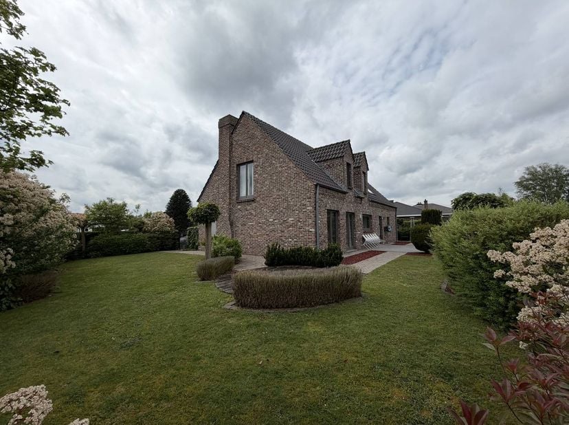 Cette belle maison est située dans la paisible ville de Kuringen (Hasselt), à quelques minutes à vélo du centre de Hasselt. Le canal Albert et la rése