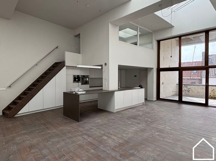 Deze duplex loft bevindt zich op de tweede en derde verdieping van Residentie Melrose Place en heeft een totaal oppervlakte van 244,27 m² met daarbij