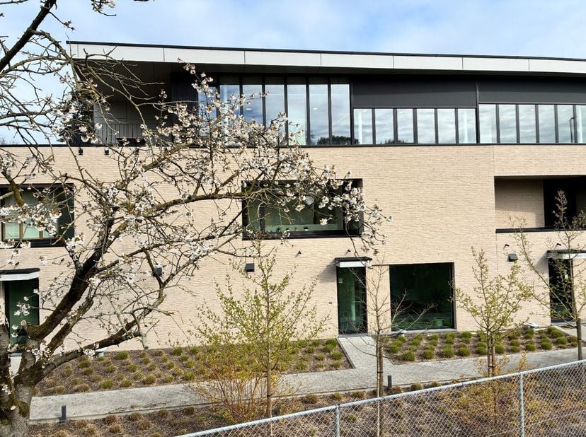 Eigentijdse, energiezuinige BEN-woning (E-peil = 23) !<br />
Verhuring door vennootschap (mogelijks interessant voor bv. zelfstandige die deels thuis