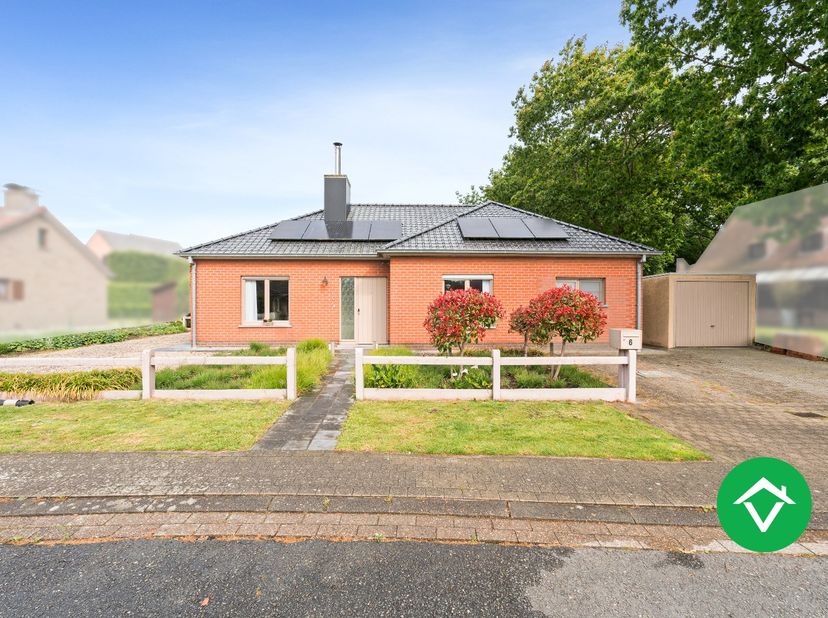 Deze alleenstaande woning vlakbij een bosrijke omgeving is gelegen op een grondoppervlakte van 637 m².<br />
Bestaande uit: oprit - inkomhal - toilet