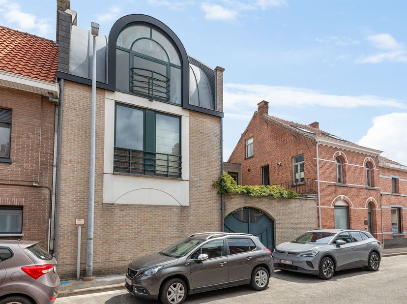 Maison très spacieuse avec 5 chambres, possibilités pratiques et cour intérieure accueillante<br />
<br />
<br />
Situation<br />
Cette maison est s
