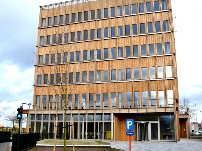 Het kantoorgebouw aan de Antwerpseweg 1 in Geel is een opvallend project met een kenmerkende houten gevelarchitectuur. <br />
Het gebouw telt een geli