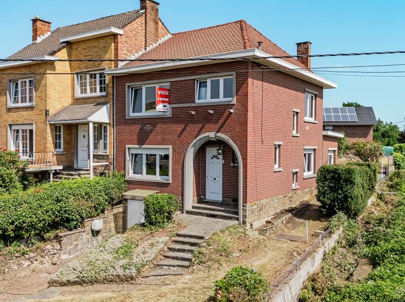 Cette maison 3 façades à rénover dispose de 3 chambres, garage et jardin et est idéalement située proche de toutes commodités ; autoroutes, écoles, ma