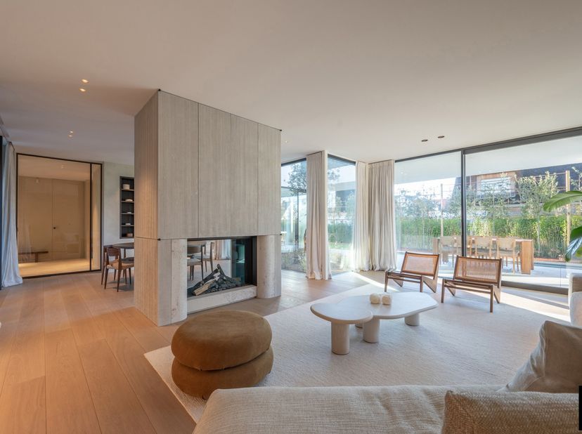 Magnifique villa neuve idéalement située au calme, en deuxième ligne de la Magere Schorre, à proximité du Royal Zoute Golf Club.<br />
La villa se com