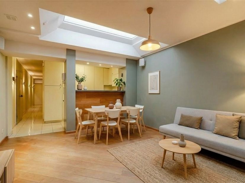 Dit gelijkvloers appartement met 2 slaapkamers is gelegen in de de Swolfsstraat, een uitstekend en uiterst centraal gelegen straat in het hart van Kno
