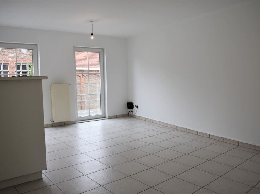 Dit goed onderhouden appartement is gelegen in het hart van de dorpskern van Ename. Een ligging die een vlotte verbinding kent en scholen en winkels i