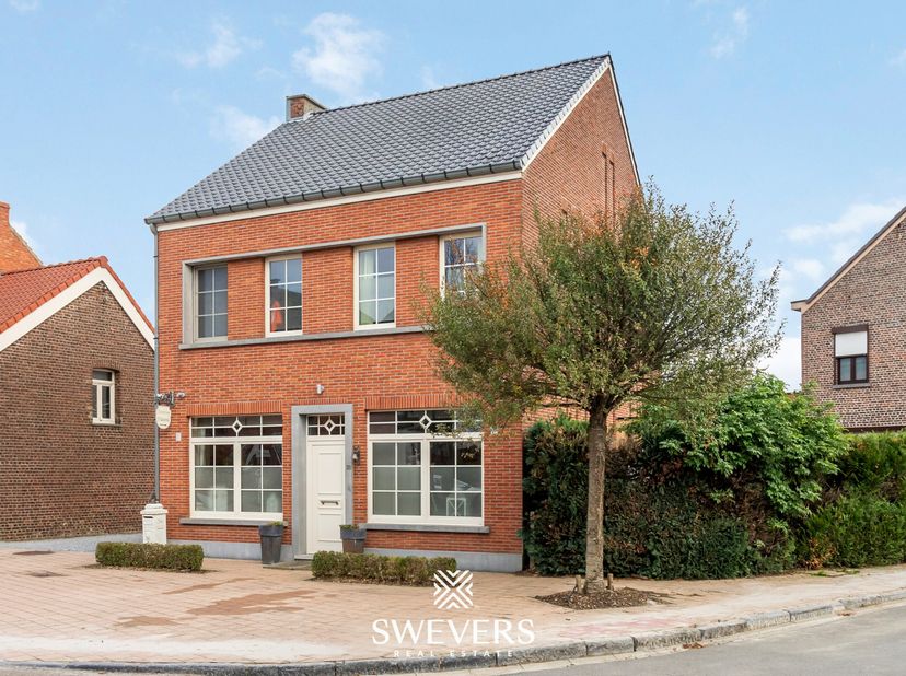 Interesse? Meer informatie op www.SWEVERS.be. - Deze instapklare open bebouwing te Sint-Truiden combineert charme, ruimte en modern wooncomfort. De wo