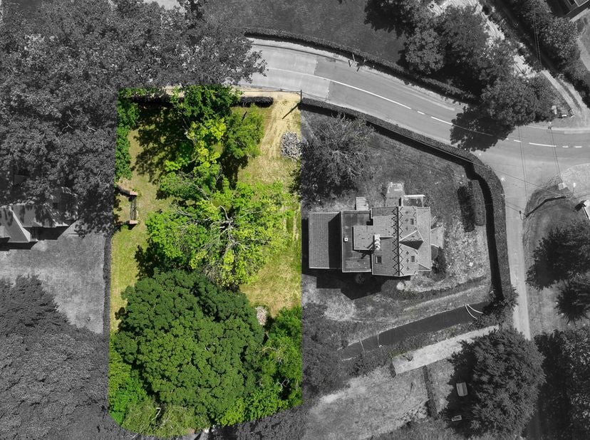 Op een uitzonderlijke locatie, aan de voet van het prachtige Kluisbos, bevindt zich deze mooie bouwgrond met een oppervlakte van 1800 m². Het perceel