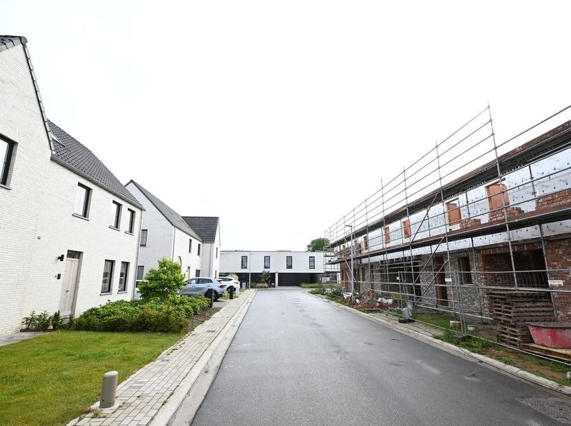 In deze SMAAKVOLLE NIEUWE VERKAVELING, tussen de Leysafortstraat en de Processieweg, worden er 4 nieuwe eengezinswoningen opgericht in landelijke stij