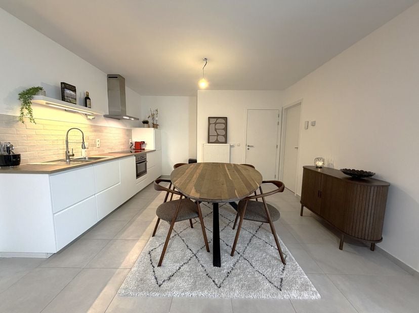 Cet appartement est situé au rez-de-chaussée dune résidence de petite taille et particulièrement calme. Lappartement a fait lobjet dune rénovation com