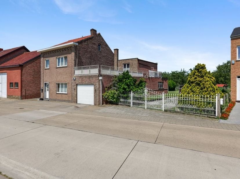 Deze ruime gezinswoning is gelegen aan Kerkom-Dorp 44 in het landelijke Sint-Truiden, meer bepaald in het rustige Kerkom. Hier geniet u van een groene