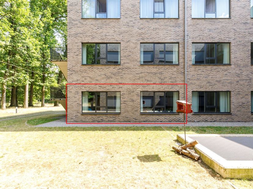 Gelijkvloerse assistentiewoning met goede afwerking in groene omgeving.<br />
<br />
Ligging<br />
Ontdek de prachtig gelegen en hedendaags uitgeru