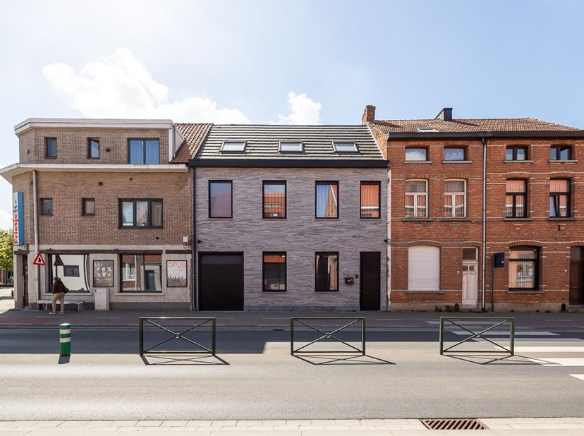 VOLLEDIGE GERENOVEERDE RIJWONING -<br />
<br />
Deze hedendaagse woning werd quasi volledig heropgebouwd; enkel de gevel op het gelijkvloers bleef beh