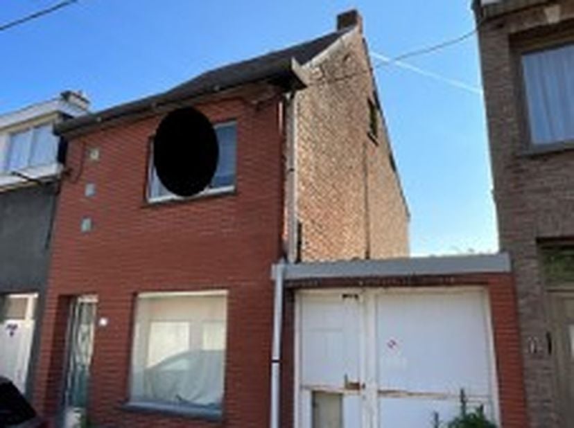 WONING MET RUIME TUIN<br />
<br />
Een op te frissen woning te Buggenhout, met ruime tuin.<br />
<br />
Gelijkvloers: inkom, woonkamer, keuken, badkam