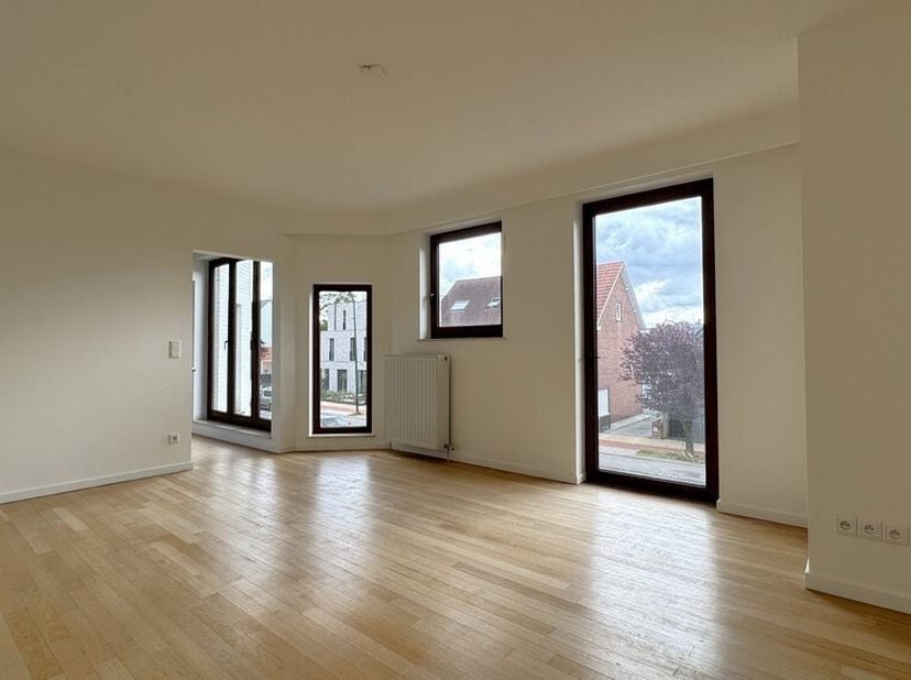 63m² de bureau lumineux et prêt à l'emploi au premier étage<br />
Emplacement: à proximité du centre du village de 's Gravenwezel, près de la N12 avec