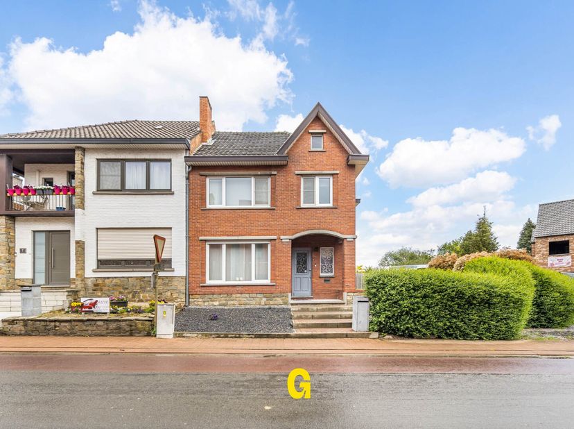 *** IN OPTIE *** Langs de Oude Statiestraat ter hoogte van nummer 9 bevindt zich deze aantrekkelijk gerenoveerde halfopen woning, gelegen op een perce