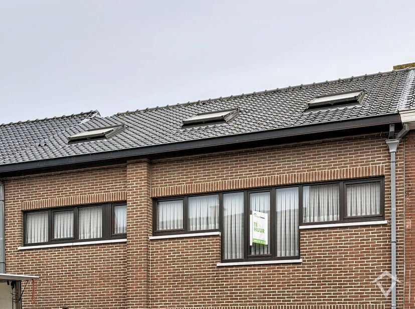 Dit duplex appartement is gelegen te Handzame en bestaat uit: inkomhal - living - keuken - berging - wasplaats - afzonderlijk toilet - 2 slaapkamers -