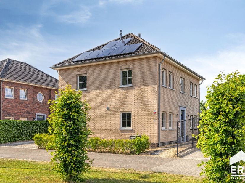 [[ DIT PAND NEEMT DEEL AAN DE ERA OPEN HUIZEN DAG OP 13/6 VAN 14:30 TOT 15:30 ]]Op zoek naar een verzorgde, instapklare woning op een rustige locatie?