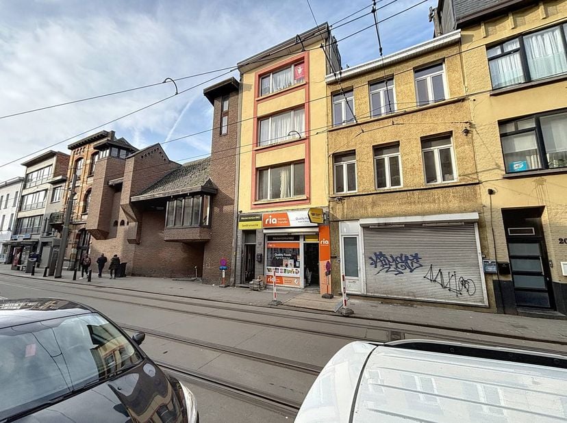 Dit opbrengsteigendom met handelsgelijkvloers en 3 appartementen te koop in het noorden van Antwerpen is gelegen aan de bruisende Dambruggestraat.<br