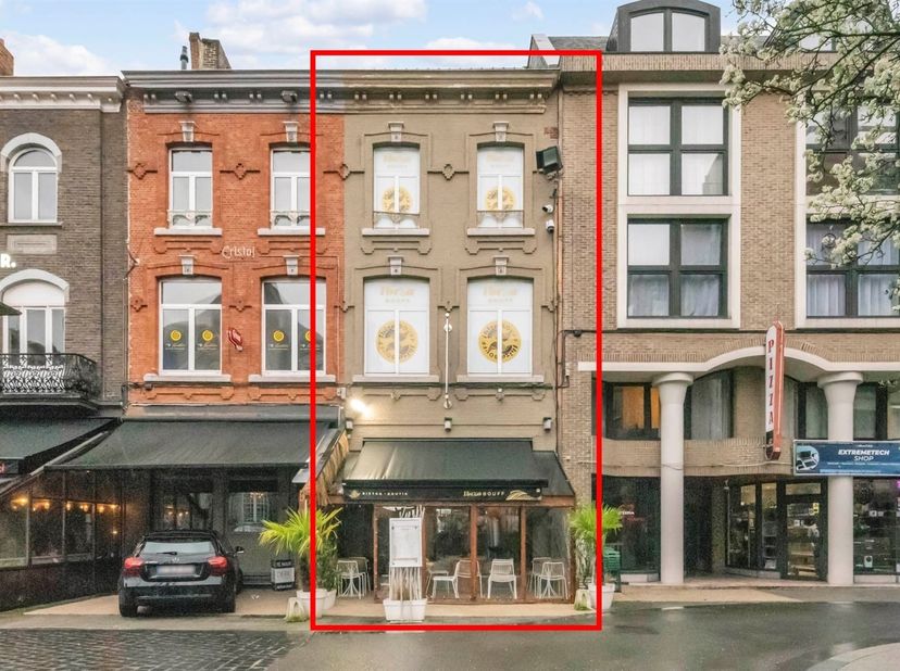 Een veelzijdig pand op een absolute toplocatie in Hasselt, gelegen in de Lombaardstraat, vlak bij de Demerstraat en tegenover het oude stadhuis. Dankz