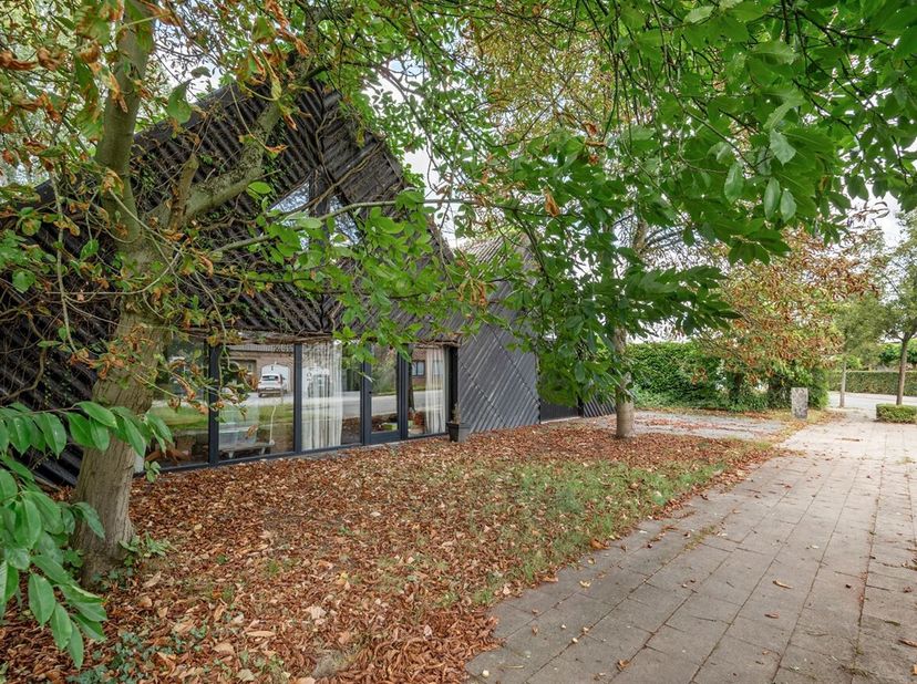 Prachtige villa (243m²) met 4 slaapkamers, atelier (50 m²) en garage op een perceel van 1.232 m² in het groene Kontich!<br />
Ligging: Deze karaktervo
