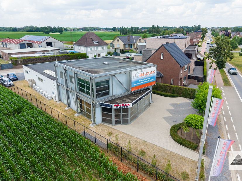 Deze eigendom is commercieel zeer goed gelegen langs de doorgaande Rijksweg N78, op 3km van Maaseik, 10km van de snelweg E25/A2 in Nederland, 20km van