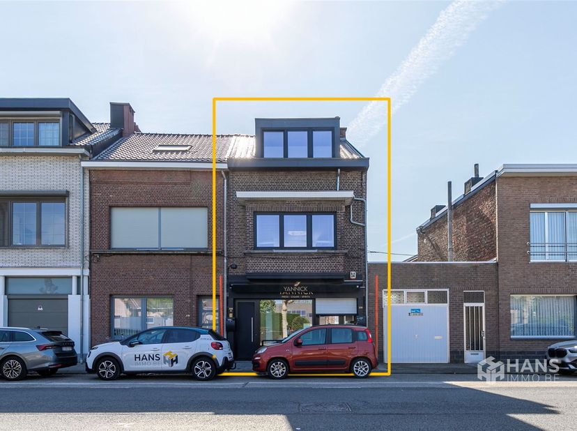 Handelshuis (87m²) met duplex appartement en tuin in Boom.<br />
Dit veelzijdige handelshuis geniet van een uitstekende ligging, grenzend aan De Scho