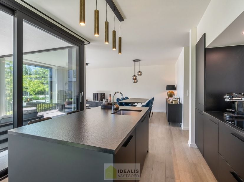 IDEALIS VASTGOED – RECENT EN PERFECT ONDERHOUDEN GELIJKVLOERSAPPARTEMENT AAN DE RAND VAN HET CENTRUM IN PRACHTIG GROENE OMGEVING, VOORZIEN VAN KNAPPE