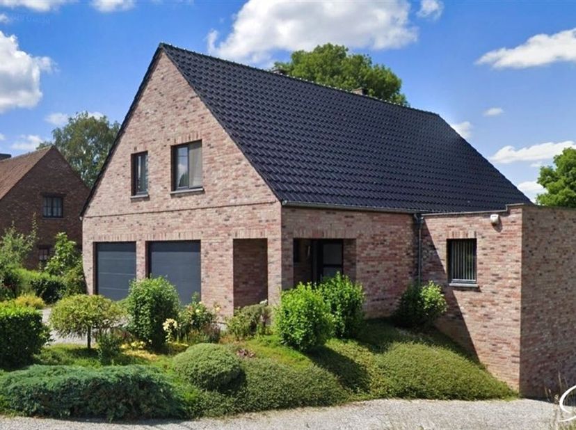 Eerste huurwoning voor deze villa met 4 gevels en ongeveer 265 m² bewoonbare oppervlakte gelegen in Marbaix-La-Tour, vlakbij Ham-sur-Heure, op 5 minut