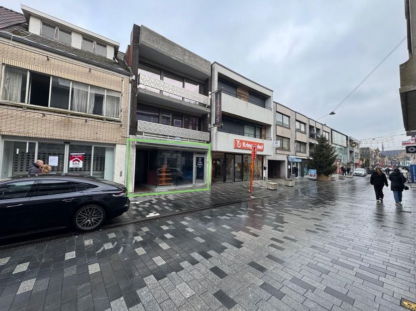 Dit uitstekend gelegen handelspand bevindt zich in het meest commerciële gedeelte van de Kerkstraat, dé hoofdwinkelstraat van Lommel. In de onmiddelli