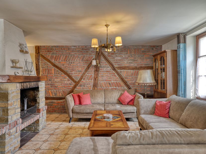 A Vencimont, cette maison ardennaise a été aménagée en gîte 12 personnes, et bénéficie encore de toutes les autorisations pour rester en activité! Il